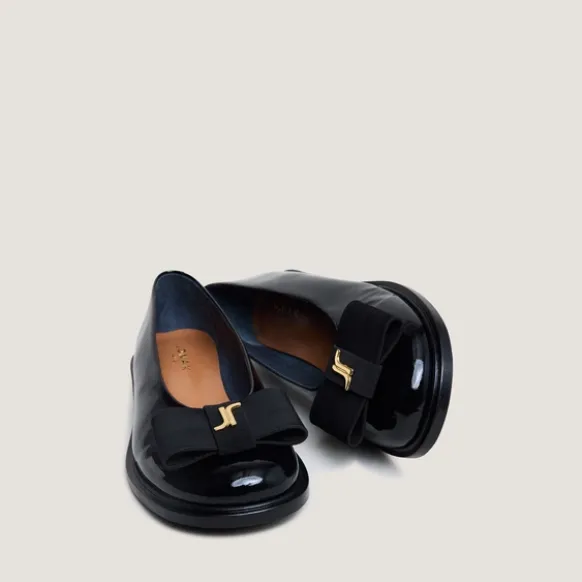 Ballerines à bouts ronds et monogrammes