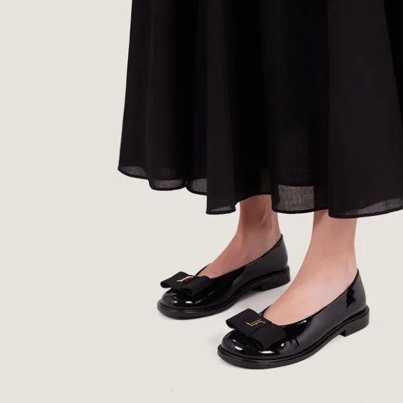 Ballerines à bouts ronds et monogrammes