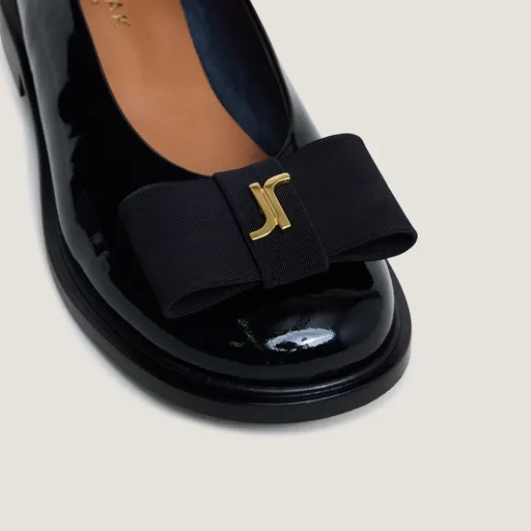 Ballerines à bouts ronds et monogrammes