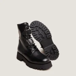 Boots à boucles métalliques