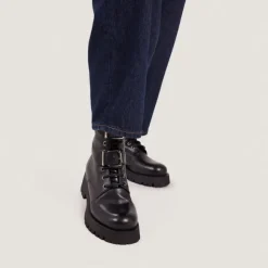 Boots à boucles métalliques
