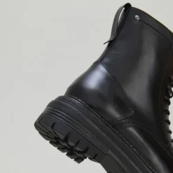 Boots à lacets et semelles crantées