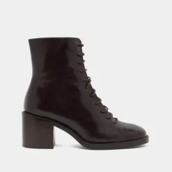 Boots à lacets et talons débordants