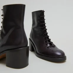 Boots à lacets et talons débordants