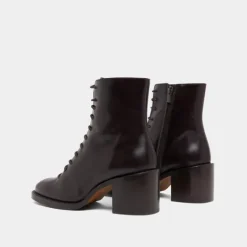 Boots à lacets et talons débordants