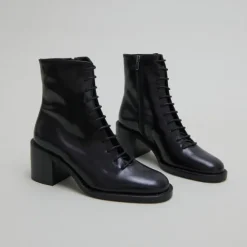 Boots à lacets et talons débordants