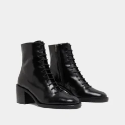 Boots à lacets et talons débordants