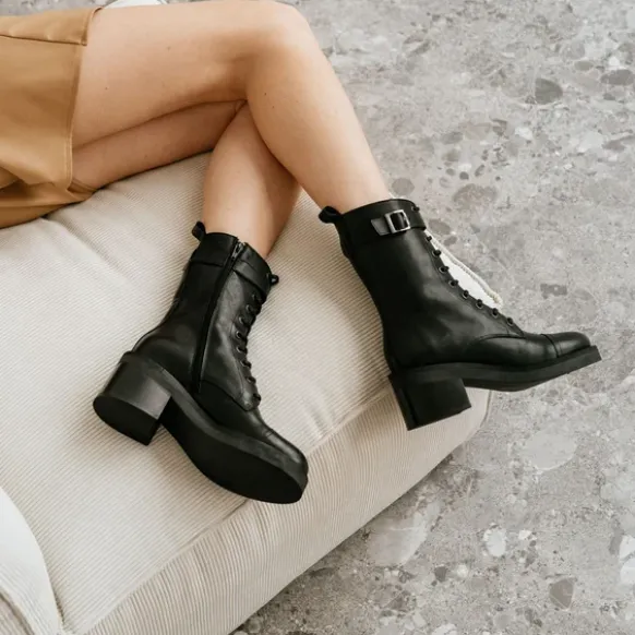 Boots à lacets, talons et détails argentés