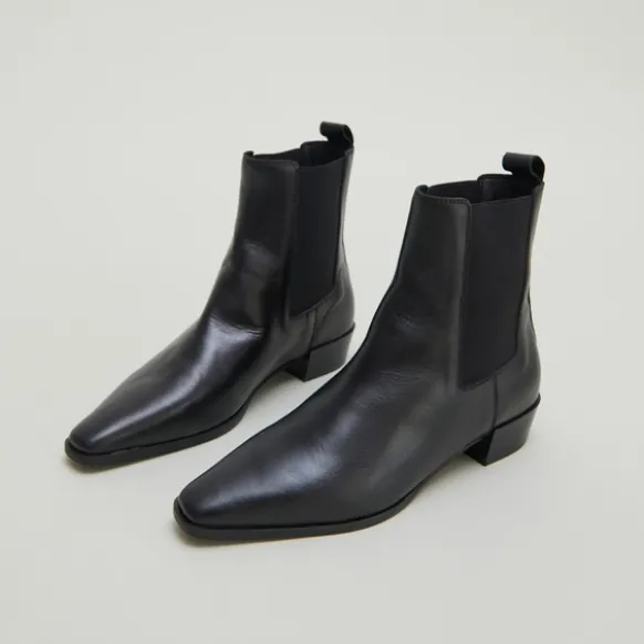Boots à légers talons biseautés et bouts...