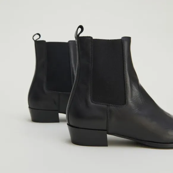 Boots à légers talons biseautés et bouts...
