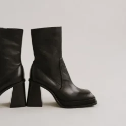Boots à plateformes et bouts carrés