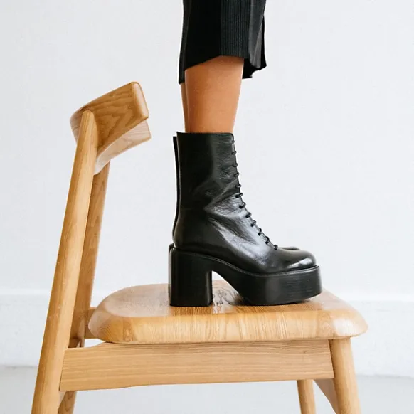 Boots à plateformes et lacets