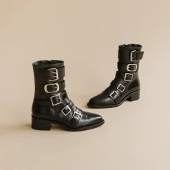 Boots à sangles et bouts pointus
