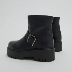 Boots à semelles crantées et boucles