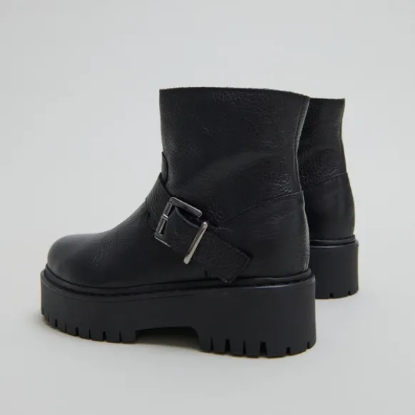 Boots à semelles crantées et boucles