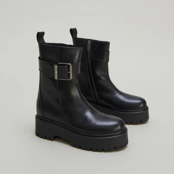 Boots à semelles crantées et boucles
