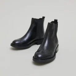 Boots basses à élastiques et détails ajourés