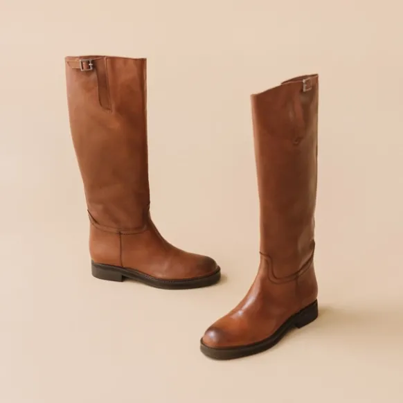 Bottes à boucles argentées