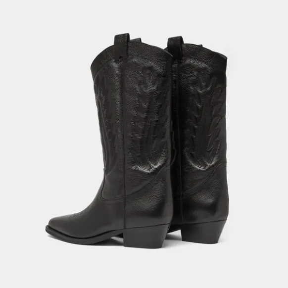 Bottes à bouts pointus et surpiqures apparentes