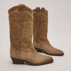 Bottes à bouts pointus et surpiqures apparentes