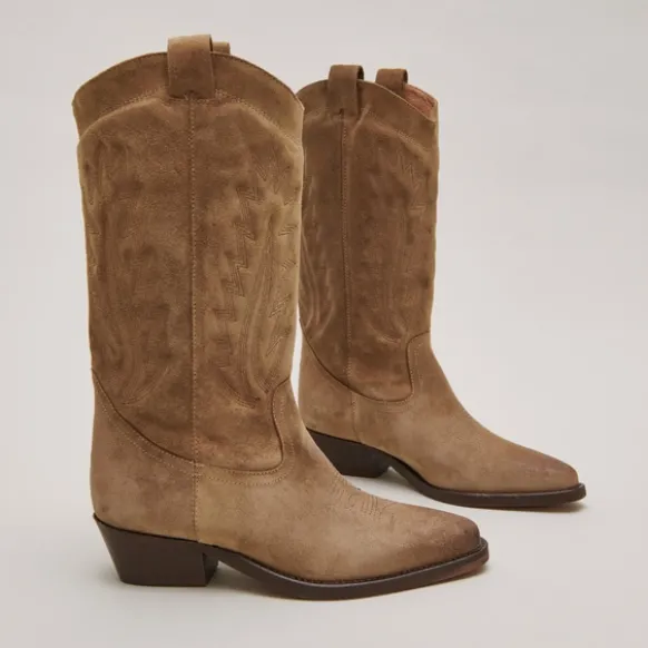 Bottes à bouts pointus et surpiqures apparentes