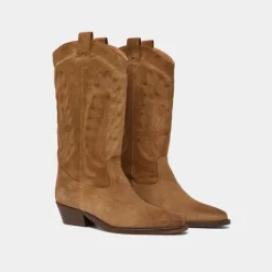 Bottes à bouts pointus et surpiqures apparentes