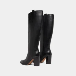 Bottes à hauts talons et bouts pointus