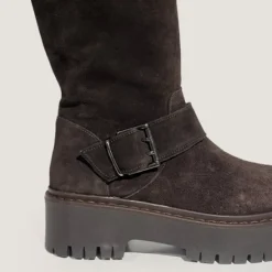 Bottes à sangles et semelles crantées