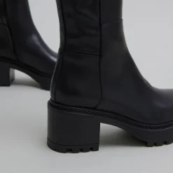 Bottes à semelles crantées