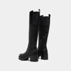 Bottes à semelles crantées