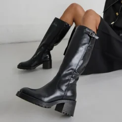 Bottes à semelles crantées