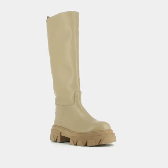 Bottes à semelles crantées