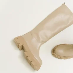 Bottes à semelles crantées