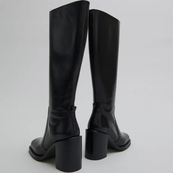 Bottes à talons débordants