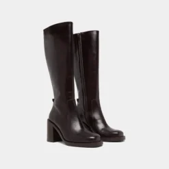 Bottes à talons débordants