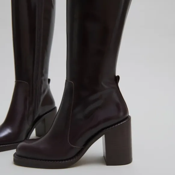 Bottes à talons débordants