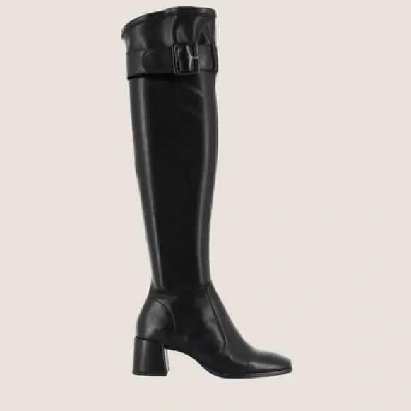 Bottes à talons et boucles