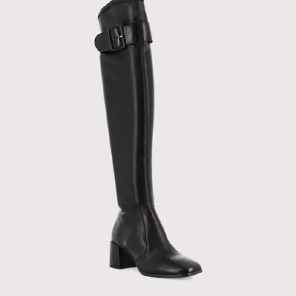 Bottes à talons et boucles