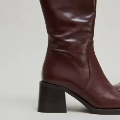 Bottes à talons et bouts carrés