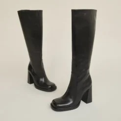 Bottes à talons et bouts carrés