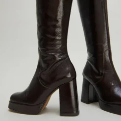 Bottes à talons et bouts carrés