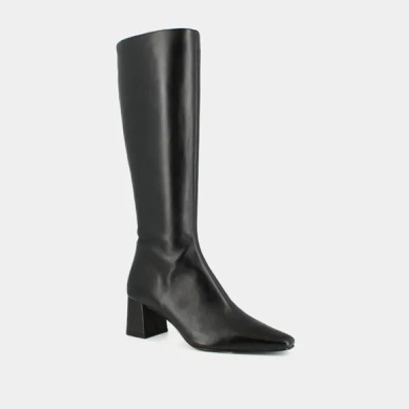 Bottes à talons et bouts pointus