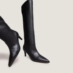 Bottes à talons et bouts pointus