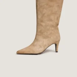 Bottes à talons et bouts pointus