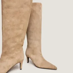 Bottes à talons et bouts pointus