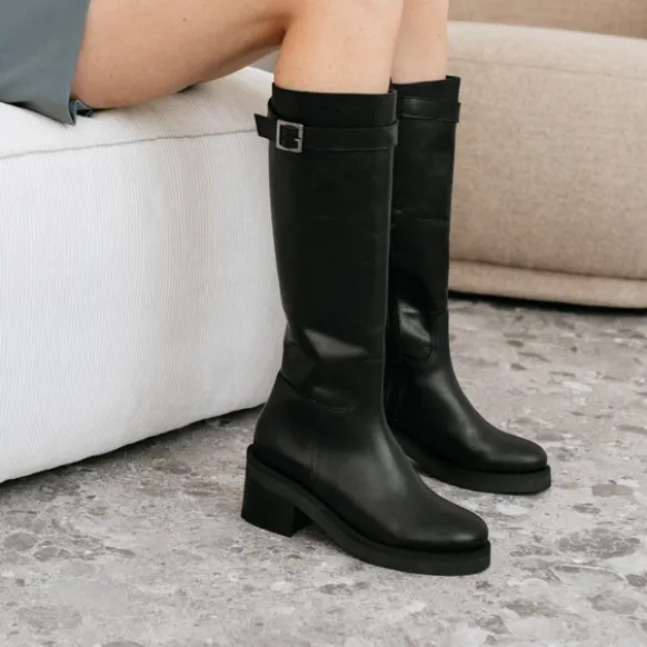 Bottes à talons et détails argentés