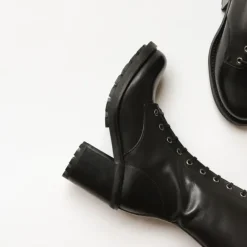 Bottes à talons et laçages