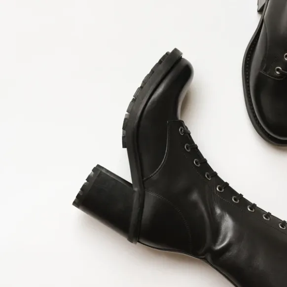 Bottes à talons et laçages