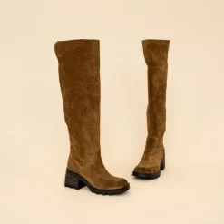 Bottes à talons et semelles crantées