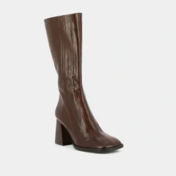 Bottes à talons et surpiqures